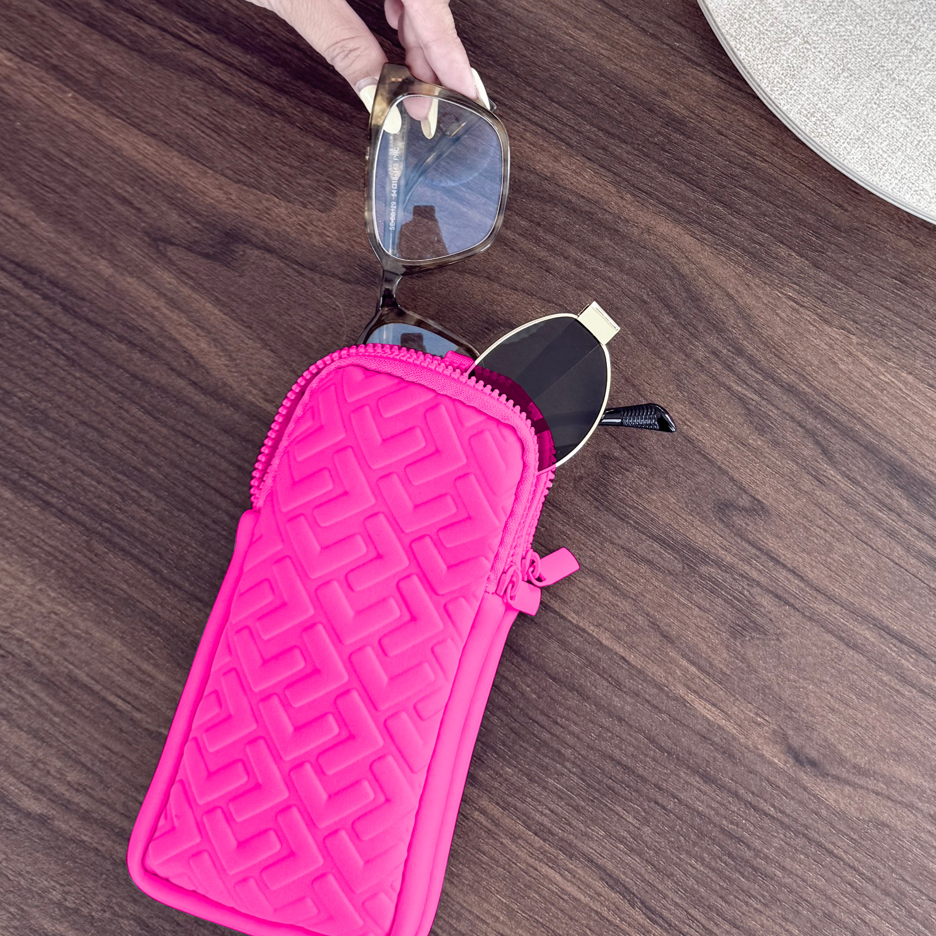 NEOPRENE DOUBLE EYE GLASS CASE WITH CARABINER - HOT PINK